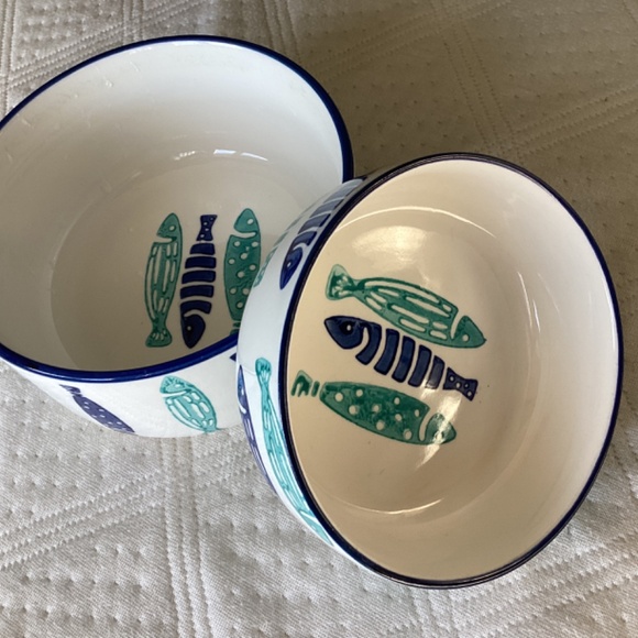 SIGNATURE HOUSEWARES INC. SET OF 2 FISH THEMED CAT FEEDING/WATER BOWLS - Picture 2 of 12